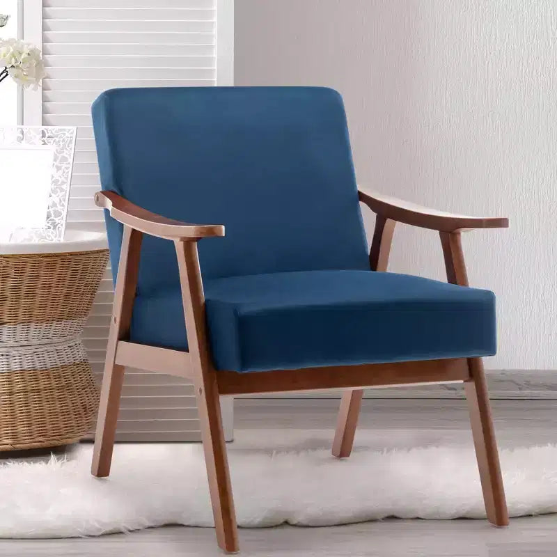 Poltroncina con schienale a orecchioni e gambe in legno massello