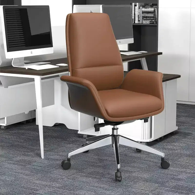 Sedia da ufficio ergonomica con telaio in alluminio e seduta in similpelle
