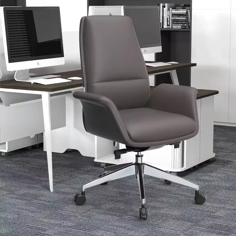 Sedia da ufficio ergonomica con telaio in alluminio e seduta in similpelle