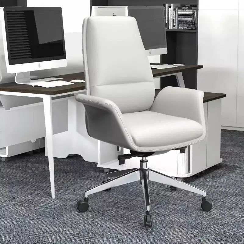 Sedia da ufficio ergonomica con telaio in alluminio e seduta in similpelle